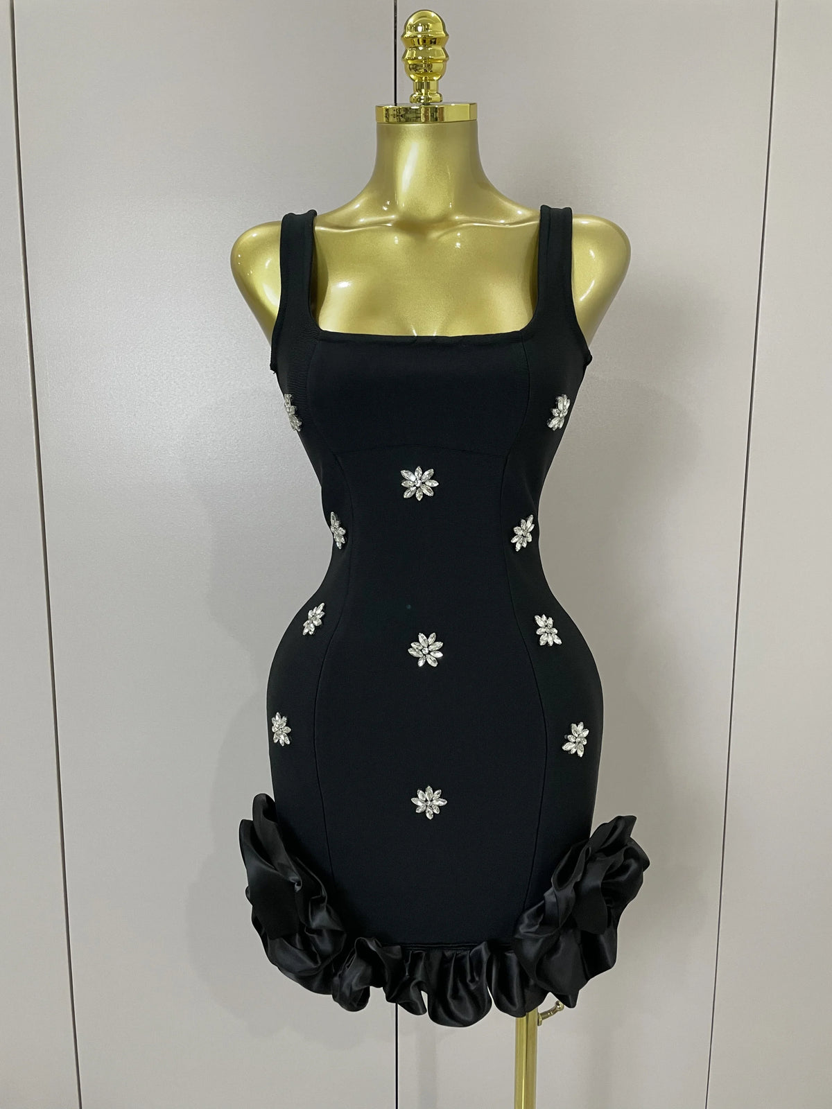 Shining Ruffles שמלת מיני בנדאז' ללא שרוולים עם קריסטלים נוצצים ופלפלים אלגנטית חמודה ...