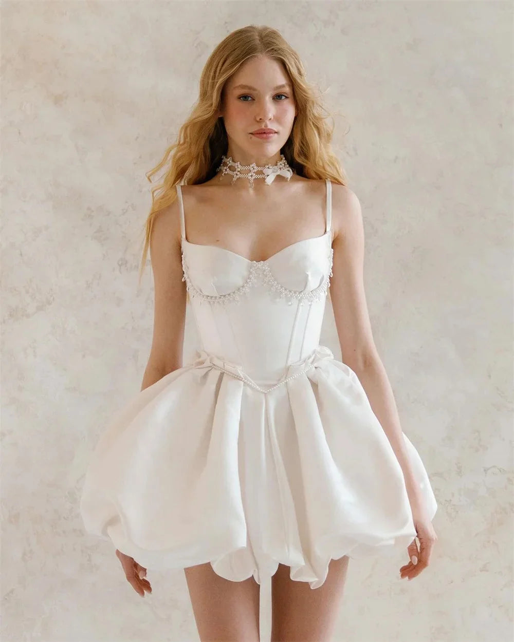 Kochanie A-line krótka suknia ślubna Paski spaghetti nad kolanem Perły Satynowe suknie panny młodej vestidos para mujer sukienka ślubna