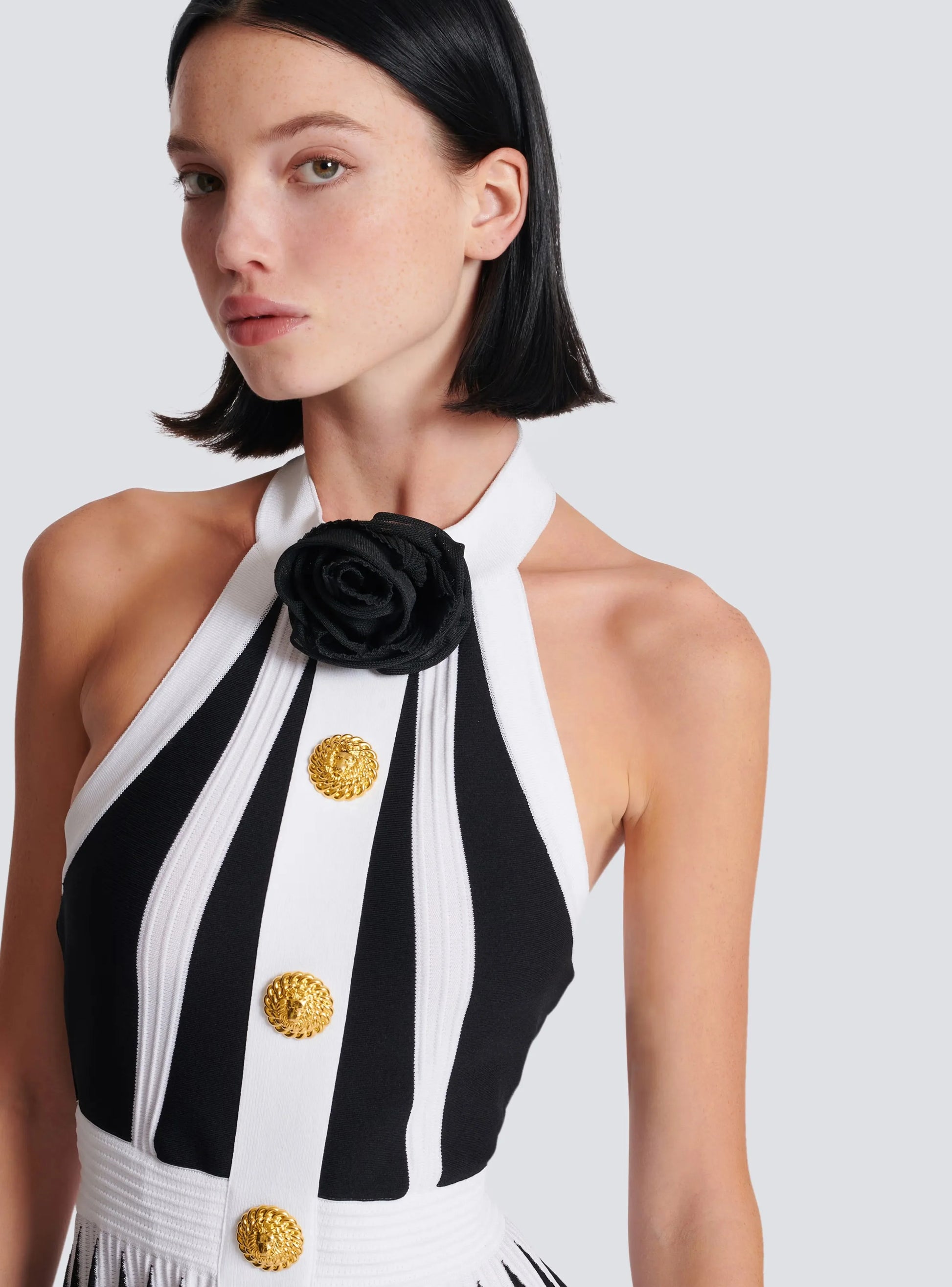 2022 Gloden Buttons Flower Halter Sleeveless White Patchwork Black Mini Evening Dress Graceful Woman Evening Party Outfit