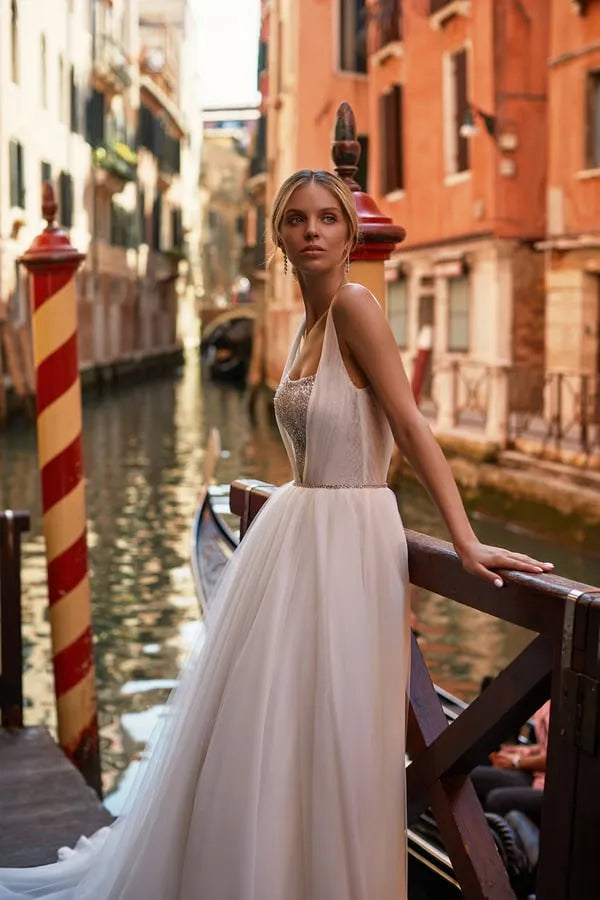 Simple Modern A Line Women's Wedding Dresses Charming Square Collar Bride Gowns Sleeveless Backless Sequined Satin