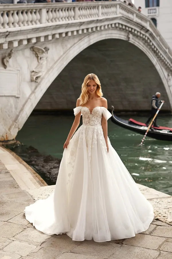 Classic Style Tulle Applique A-line Wedding Dresses Sexy V Neck Off the Shoulder Bride Dress Lace Up Back Wedding Bridal Gowns Satin