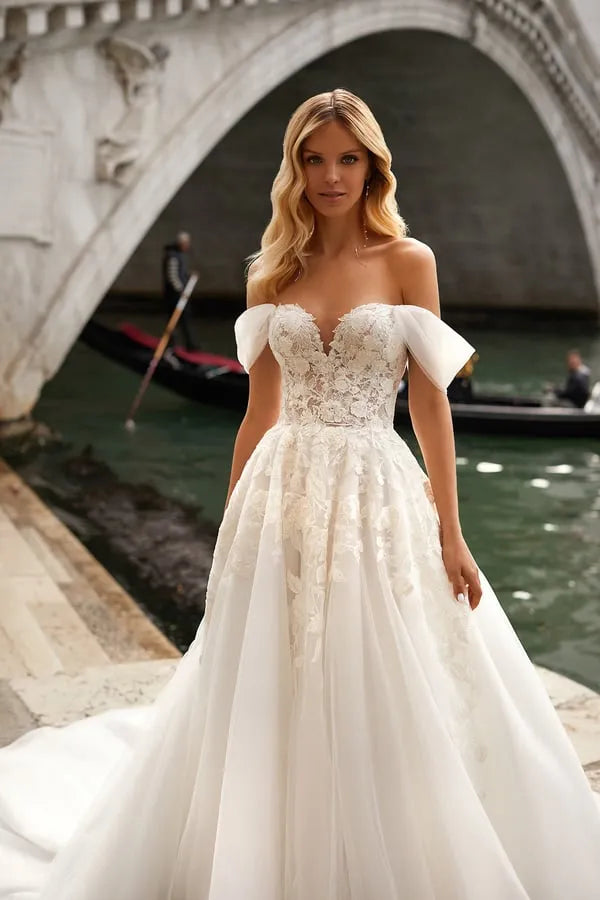 Classic Style Tulle Applique A-line Wedding Dresses Sexy V Neck Off the Shoulder Bride Dress Lace Up Back Wedding Bridal Gowns Satin