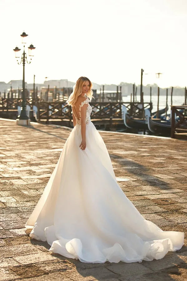 Fascinating Long Sleeveless Women Wedding Dresses Lace Flower Print A-Line Bridal Gowns Party Satin