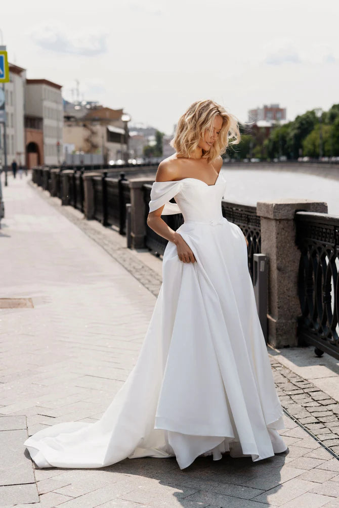 Off-Shoulder-Falten V-Ausschnitt Crepe A-Line Hochzeitskleid für Frauen Reißverschluss Rückenboden Bodlänge Brautkleid Custom MSDE