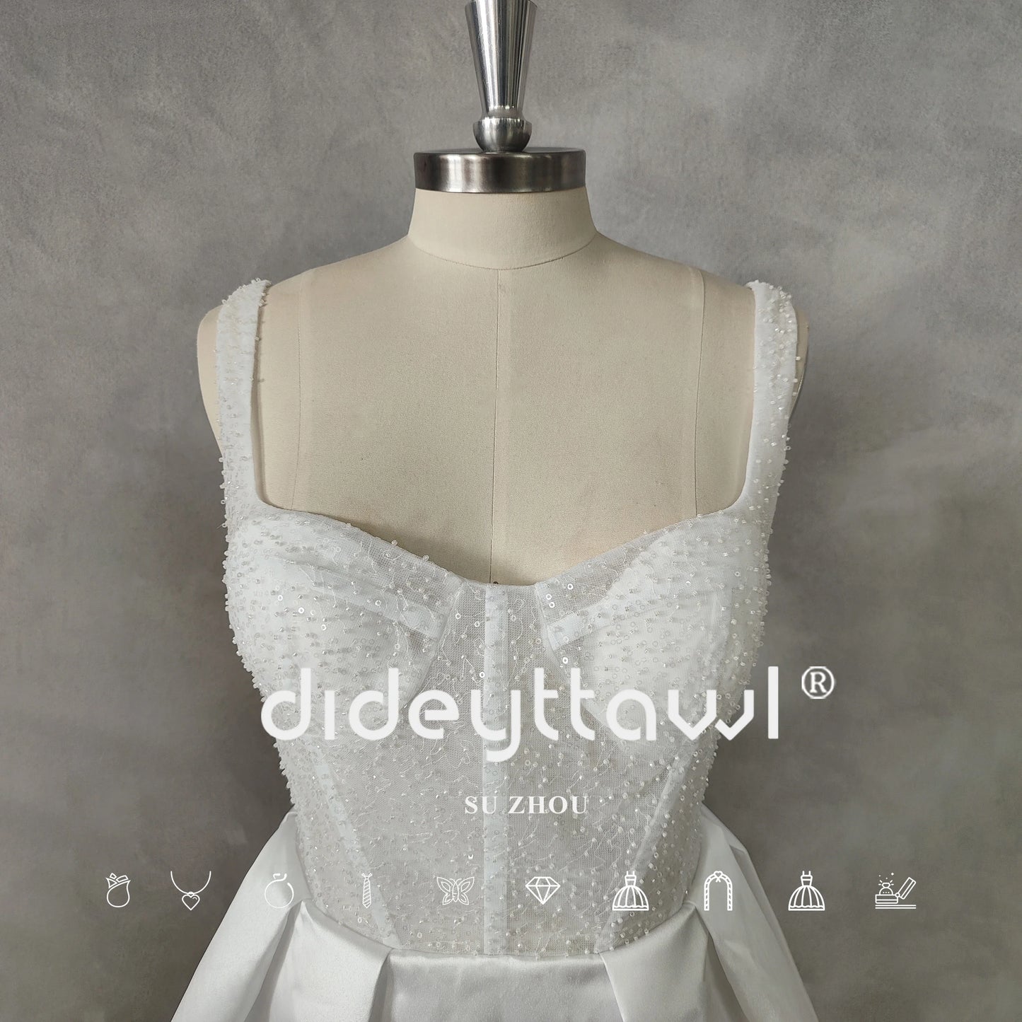 Ärmelloses V-Ausschnitt Mini Crepe A-Line-Hochzeitskleid für Frauen Rückenless kurz oberhalb des Kniebrautkleides Mitte gemacht