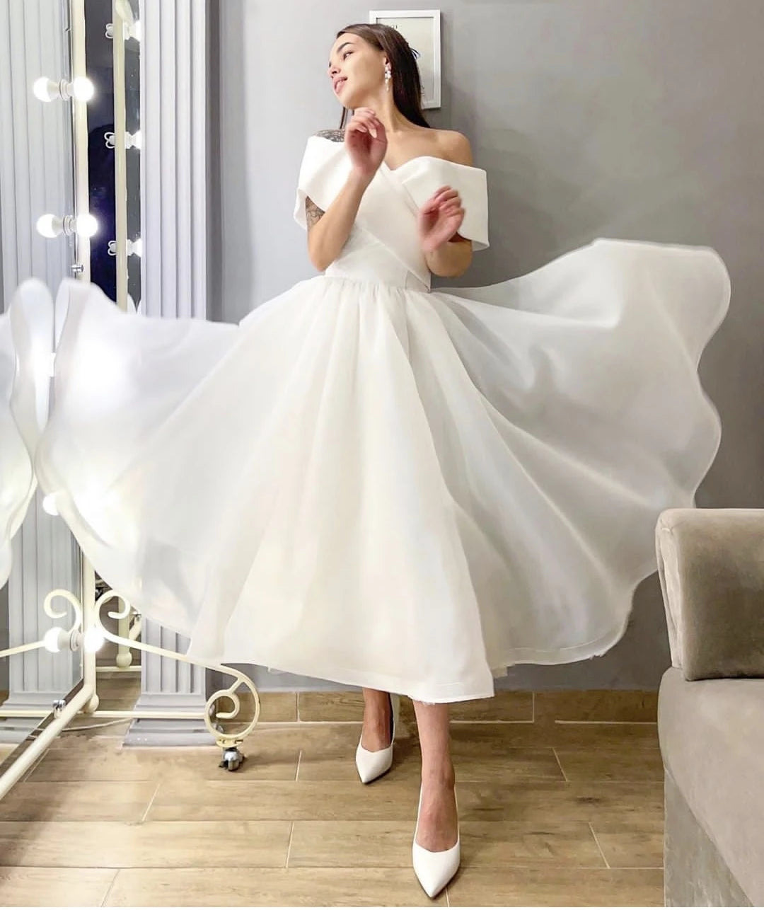 Gaun pengantin pendek dari bahu A-line satin gaun pengantin panjang pergelangan kaki pendek disesuaikan untuk mengukur sederhana