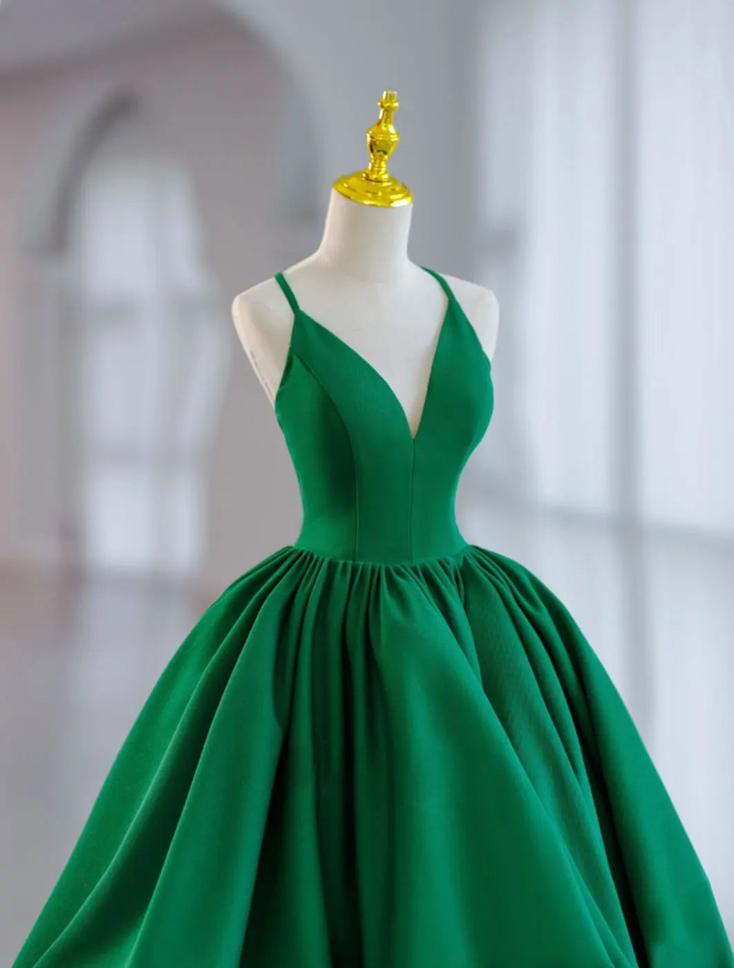 Green Prom Dresses Ball Gown Satin Spaghetti Strap V Neck Sleeveless Formal Party Graduation Special Occasion Evening Gowns