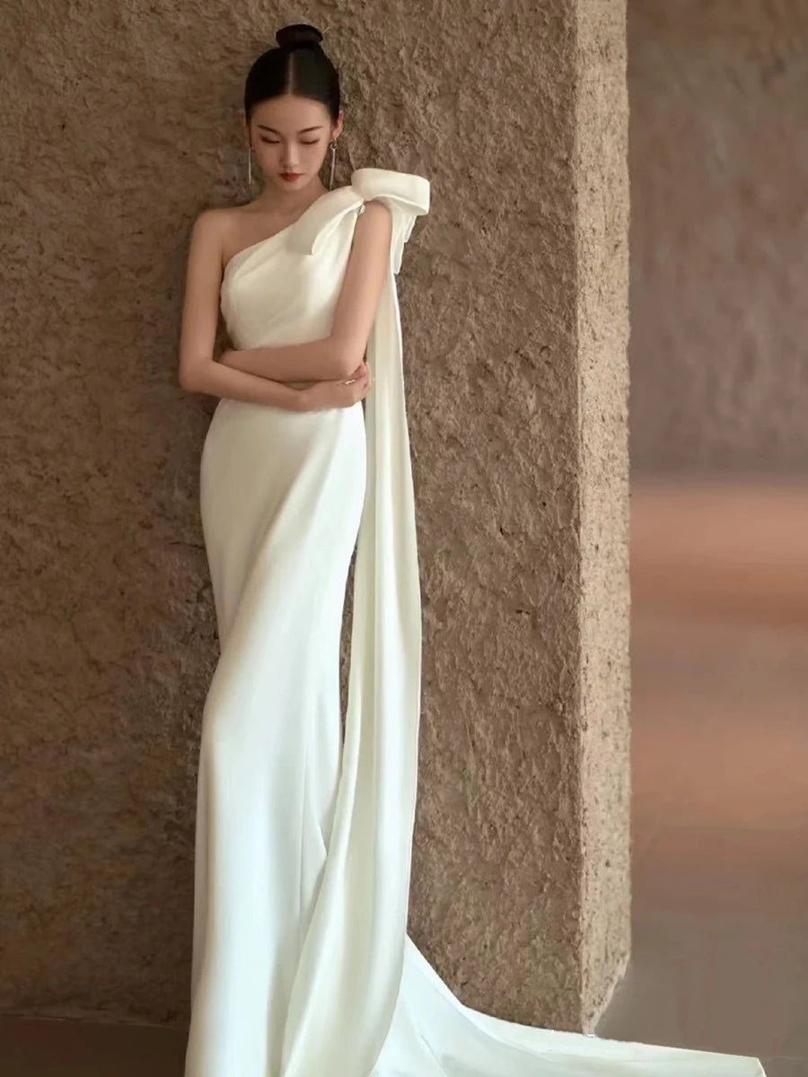 Vestidos de boda de satén blanco de lujo con un hombro para novia, vestido largo elegante para fiesta de graduación, fiesta de invitados, vestido de verano para mujer