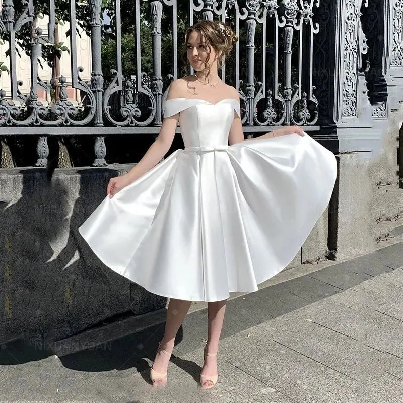 Einfaches kurzes Hochzeitskleid Satin Elfenbein A-Linie Hochzeitskleid mit Taschen Custom Made Corsett Brautkleid