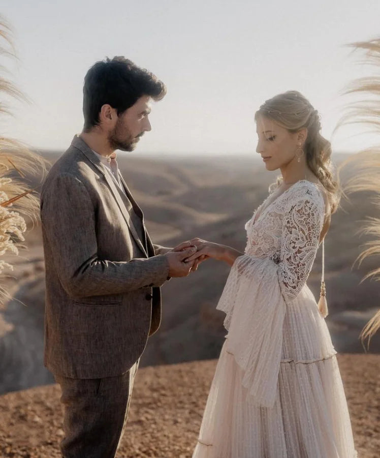 Vestido de novia bohemio de playa vintage, plisados ​​de tul con puntos, escote en V profundo, espalda abierta, mangas acampanadas de encaje, vestidos de novia únicos 