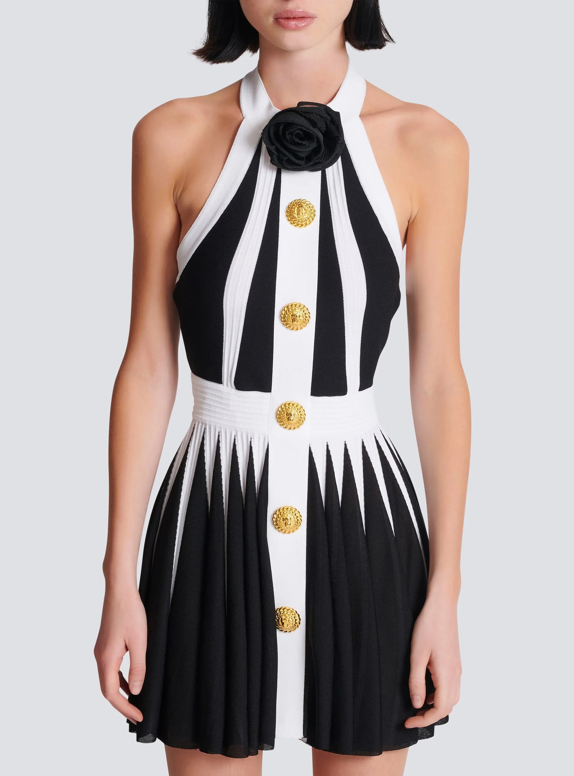 2022 Gloden Buttons Flower Halter Sleeveless White Patchwork Black Mini Evening Dress Graceful Woman Evening Party Outfit