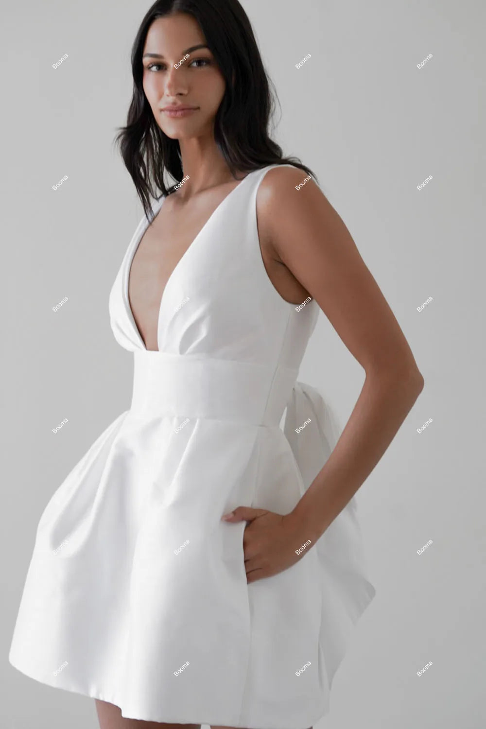 A-line seksowne krótkie sukienki na przyjęcie weselne bez rękawów Głębokie Suknie Bridals z kieszeniami duże łuki Blackless Sukienki balowe
