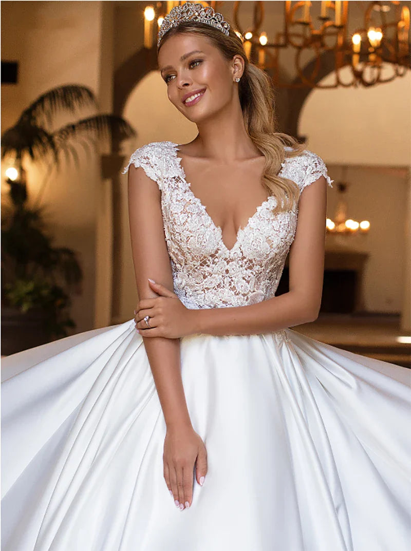 Satynowe sukienki ślubne CAP Rękaw Sexy V Neck Boho Bride sukienki księżniczki Suknia ślubna Vestido de novia