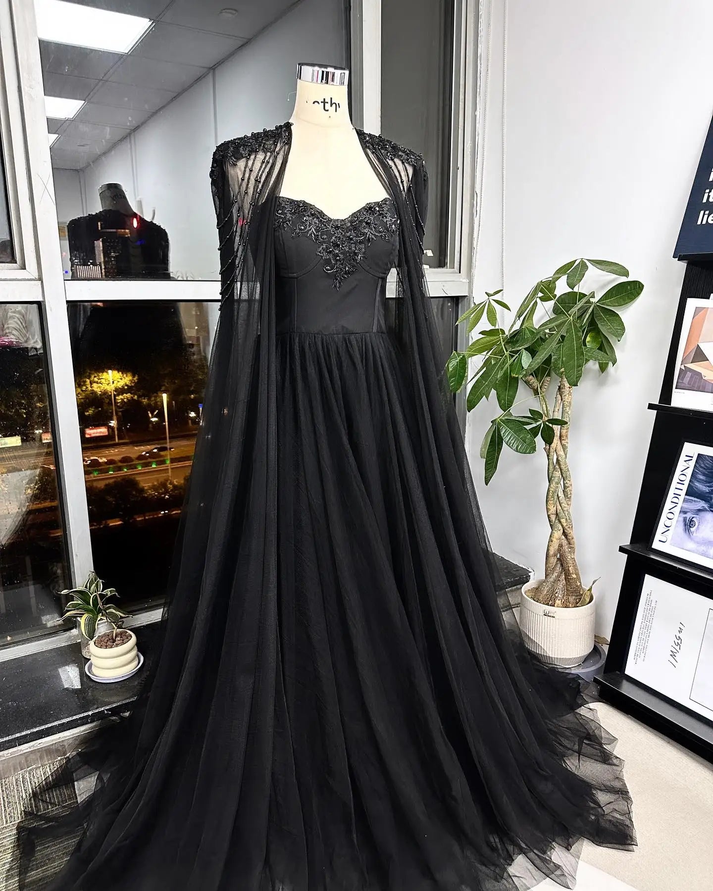 Black Beaded Glitter A-line Wedding Dress Elegant Detachable Shawl Custom Dresses Sexy Heart Shaped Neck vestido feminino