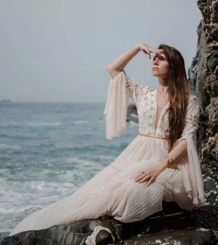 Vintage Beach Bohemia Wedding Dress Dot Tulle Pleats Sexy Deep V Open Back Lace Bell Sleeves Unique Bridal Gowns Ivory