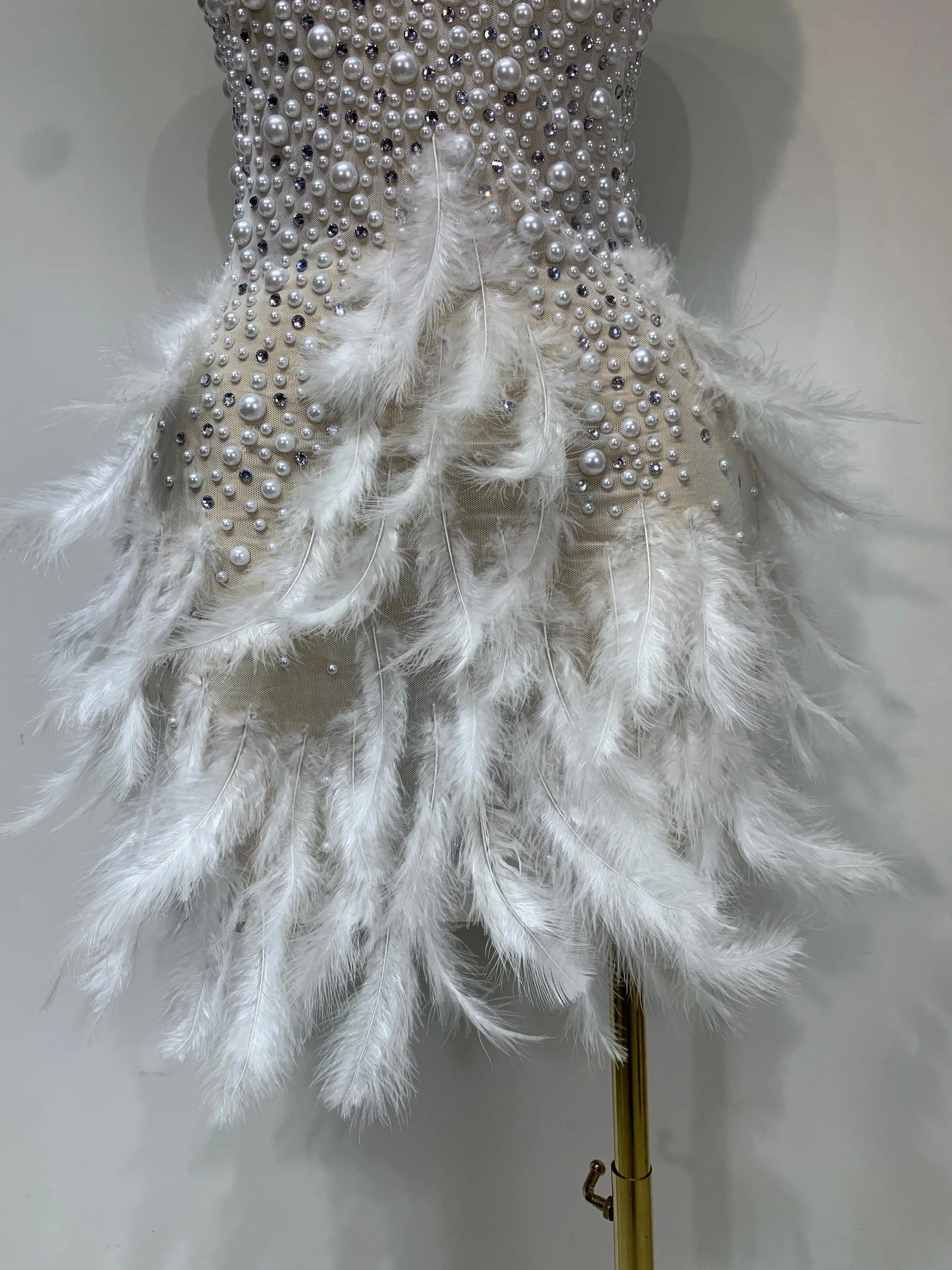 Sexy Halter Backless Feather Pearl Short Party Dress Women Luxury Rhinestone Celebrate Birthday Outfit Performance Dance Costume