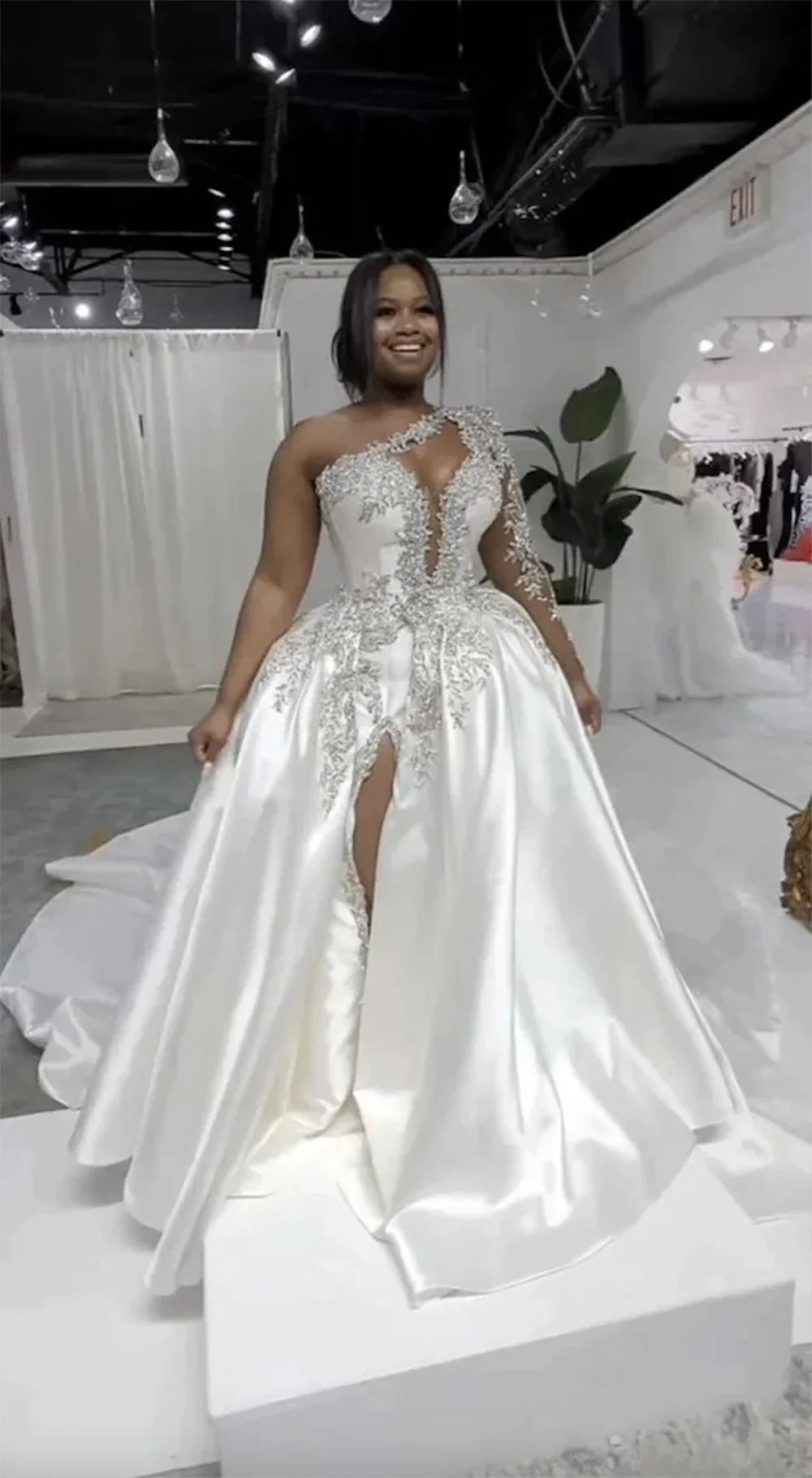 Vestido de novia personalizado de lujo, corte A, blanco, talla grande, cristales, Sexy, alto, dividido, brillante, un hombro, playa, jardín, novia romántica 