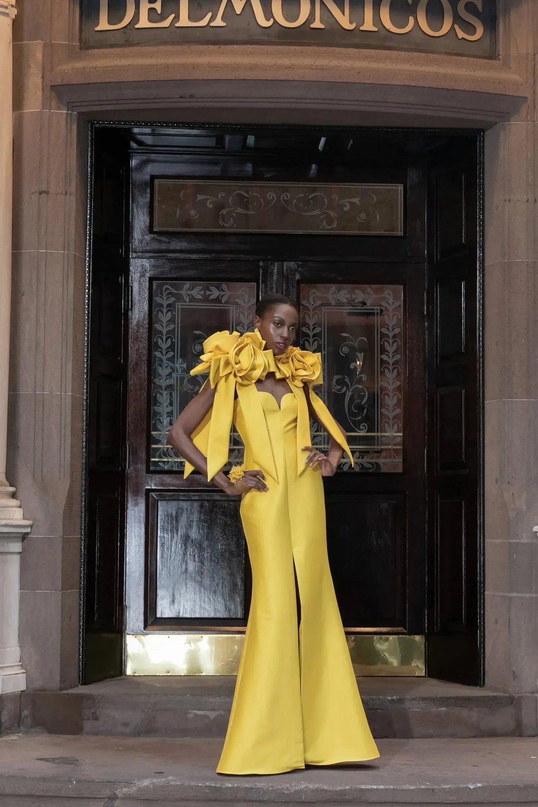 Spring Fashion Yellow Prom Dresses with Ruffled Flower Personalized Front Slit Satin Formal Dress Zipper Back Party Gowns