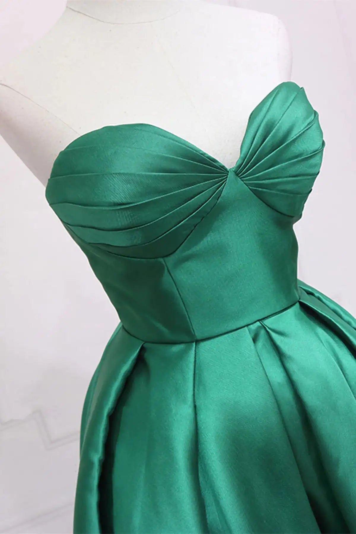 Green Short Front Long Back Prom Dresses Satin Strapless Sweetheart A Line Pleats Formal Party Evening Gowns Simple Evening Gown