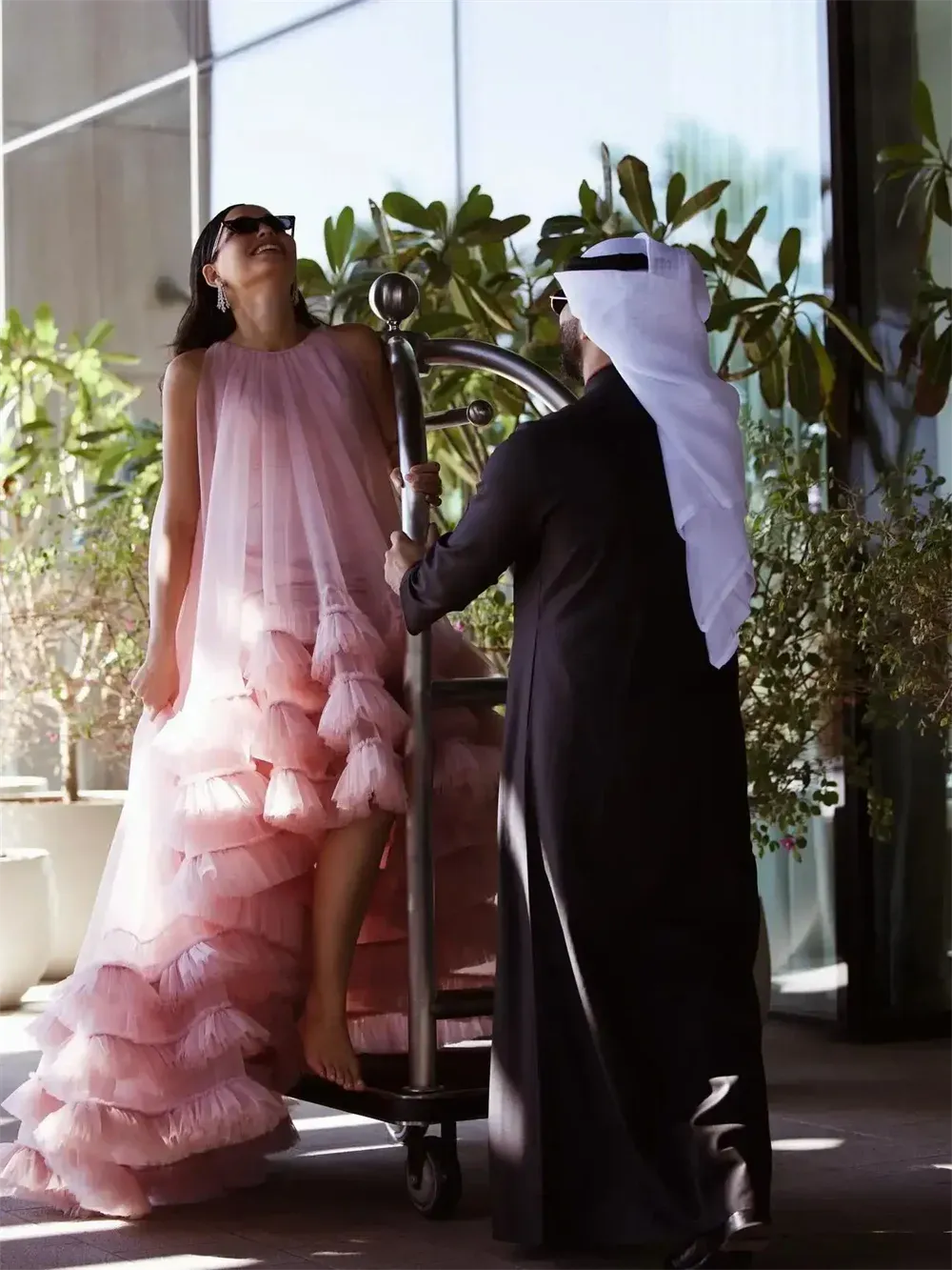 Halter Neck Tulle High-low Prom Dress Elegant Sleeveless Edge Curl vestidos para boda Long Train Multilayer Wedding Dress as pic