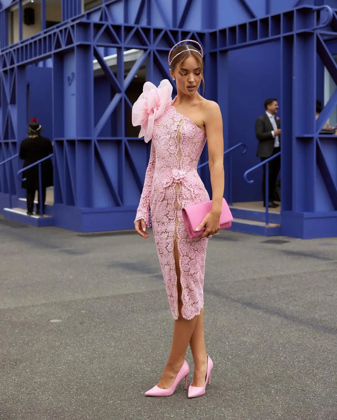 Vestidos de fiesta de un hombro de encaje rosa modesto con abertura de flor grande en 3D, longitud del té, vestido de fiesta Formal para mujer, vestidos de invitados de boda