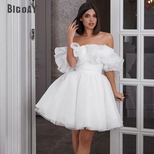 Mini vestidos de novia cortos blancos para mujer, vestidos de novia de línea A, vestido de novia sin mangas con cinturón con volantes y hombros descubiertos