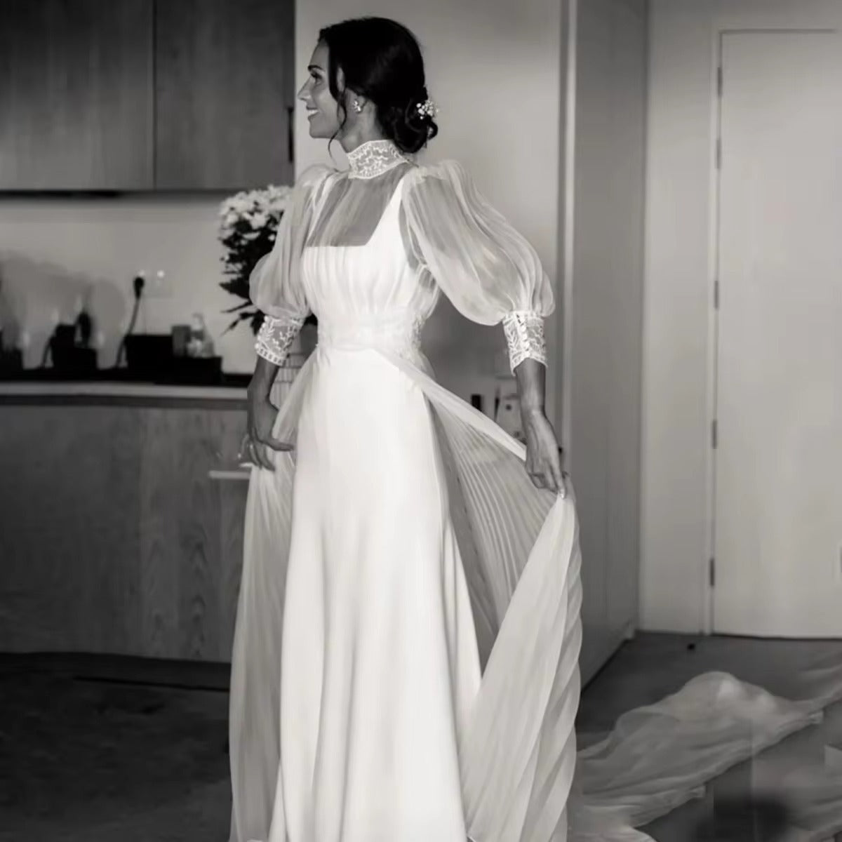 Robe de mariée trapèze en Satin élégante, Illusion de col carré, bretelles Spaghetti, sans manches, avec traîne à boutons