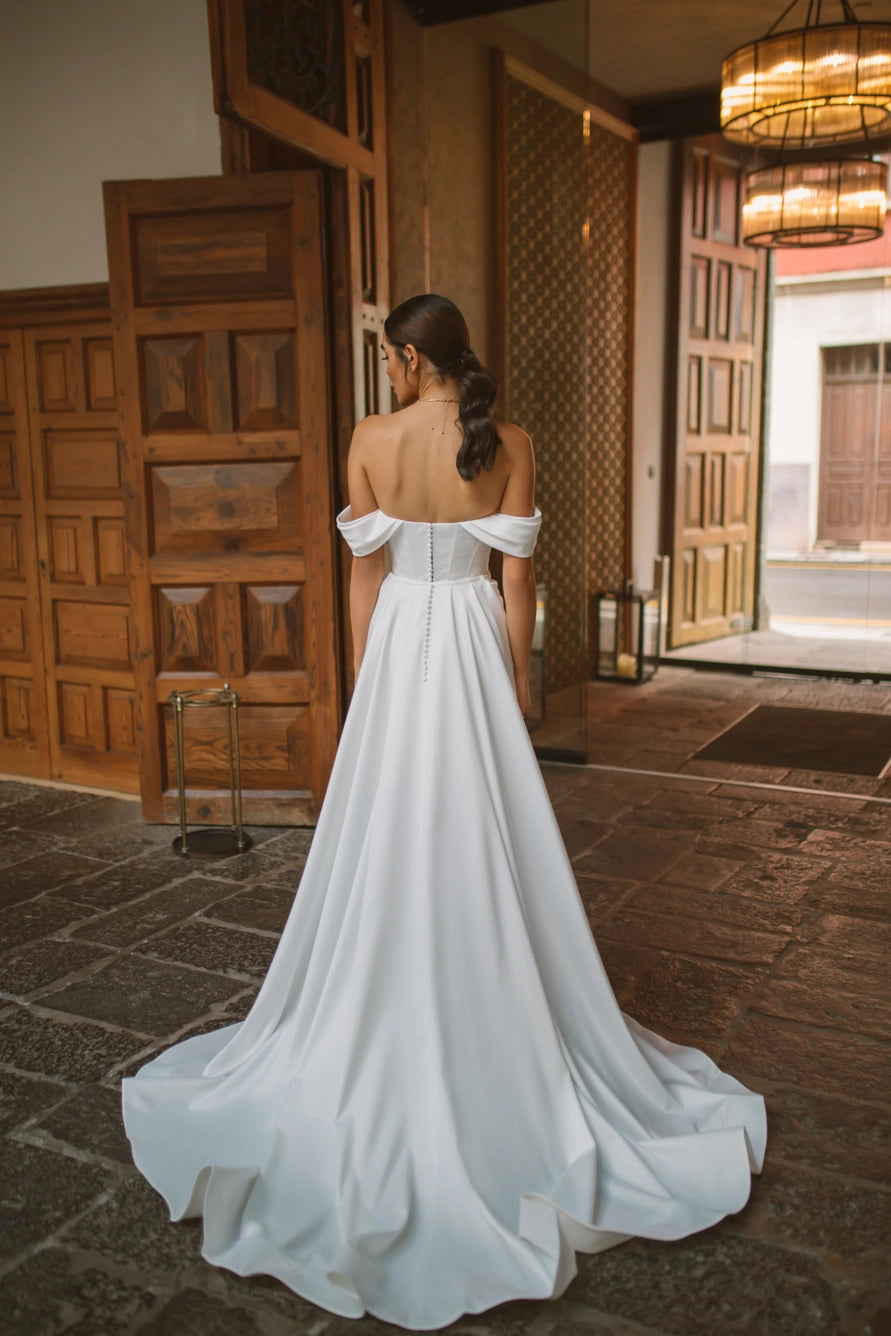 Vestidos de novia elegantes de sirena de satén suave plisados ​​con cuello en V y hombros descubiertos con abertura lateral de cola desmontable hechos a medida