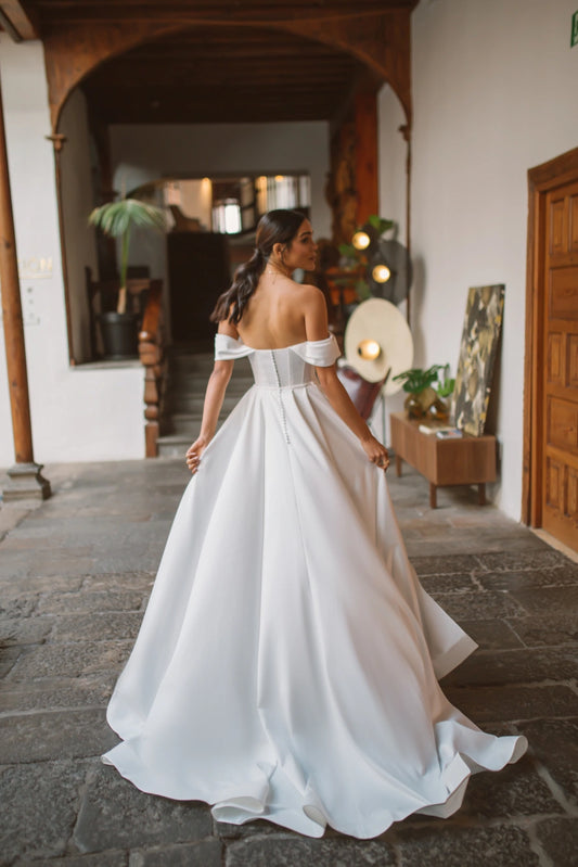 Vestidos de novia elegantes de sirena de satén suave plisados ​​con cuello en V y hombros descubiertos con abertura lateral de cola desmontable hechos a medida