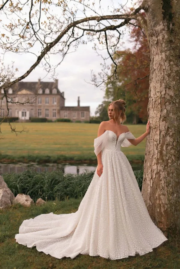 Gorgeous Lace Sweep Train A-Line Wedding Dress Chic Pleated Sweetheart Appliques Off Shoulder Princess Bridal Gown Satin