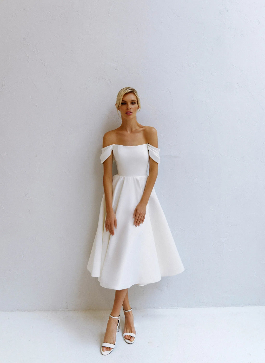 Off-the-Shoulder A-Line Wedding Dress with Bow Satin Court Train Mermaid Sleeves Modern Princess White Satin Bridal Gowns Mermaid Vestido De Novia Short Satin