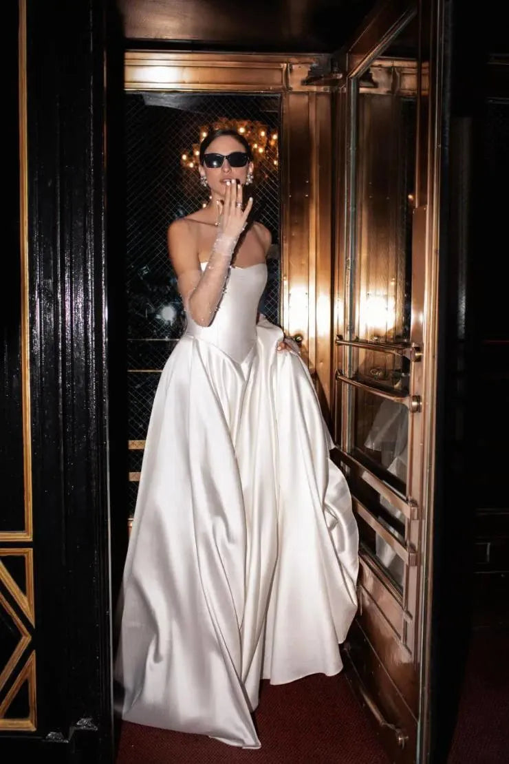 Elegant A-Line Wedding Dresses Strapless Sleeveless Stain Brides Dress for Women Button Sweep Train Generous Bridals Gown Ivory