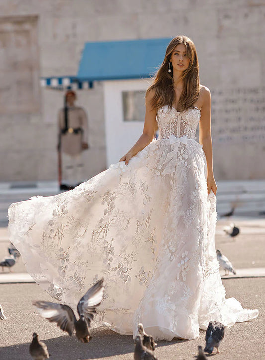 Vestidos de noiva de princesa de renda floral.