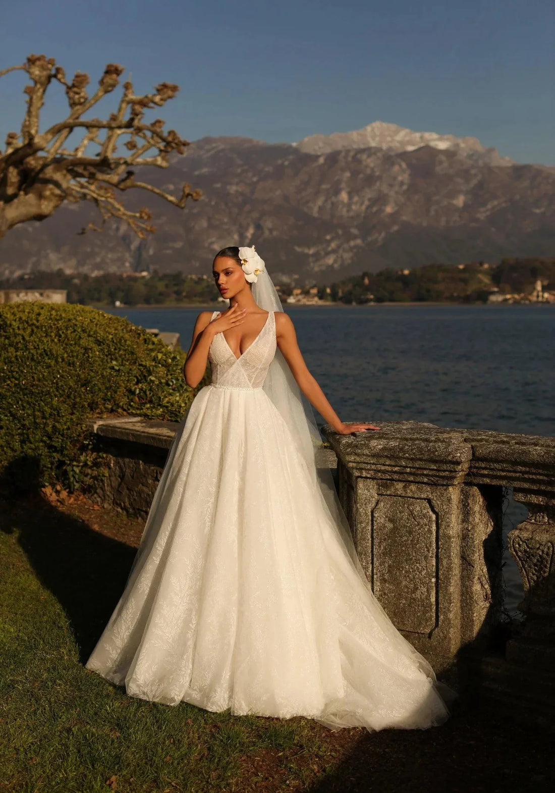 Vintage Backless Wedding Gowns for Women Tulle Sleeveless Deep V Neck Appliques A Line Court Train Customised Satin