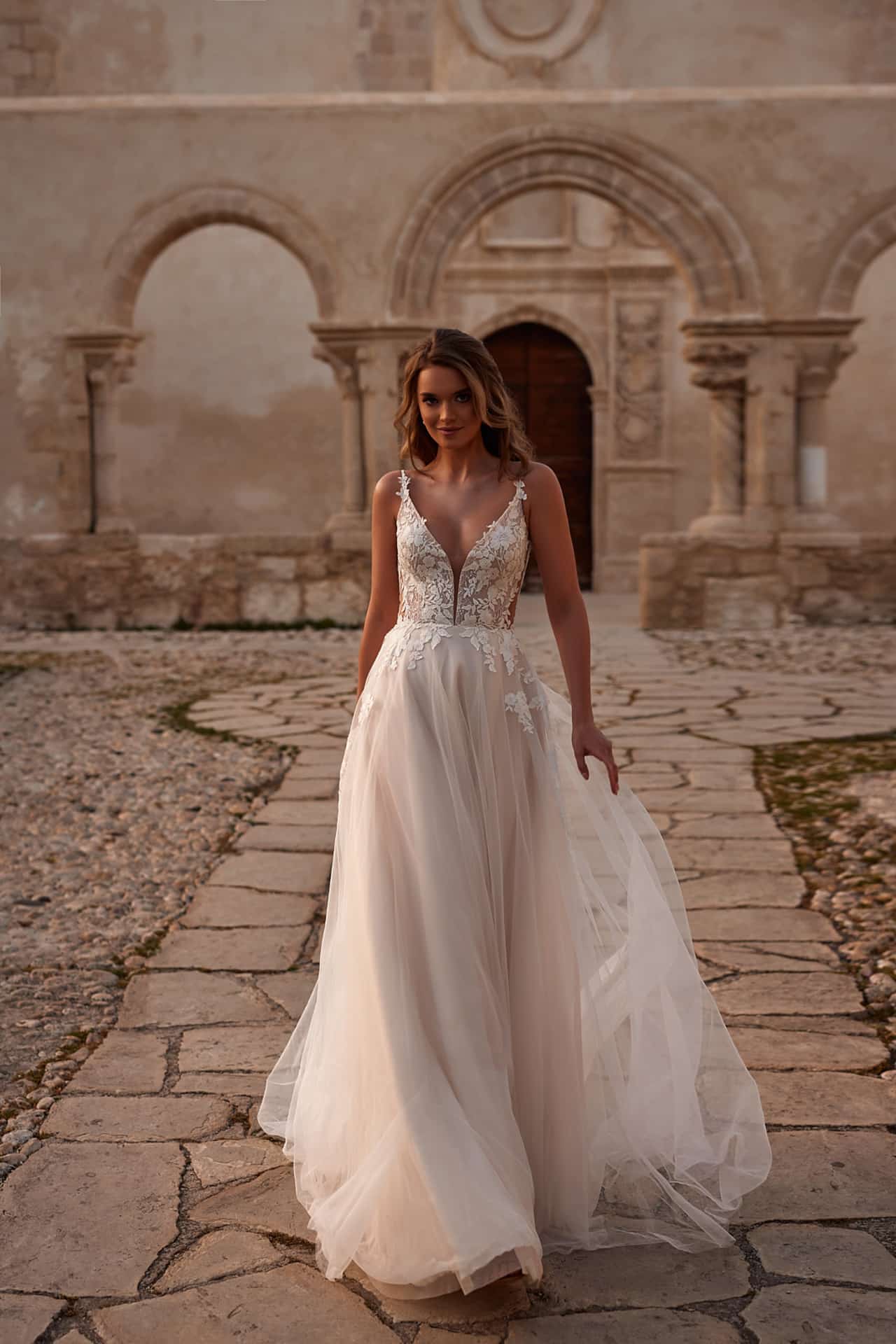 Eleganti abiti da sposa a-line Donne in pizzo a V Neck Open Back Spaghetti Cinghies Tulle Abito da sposa Sweep Train Vestidos de Noiva