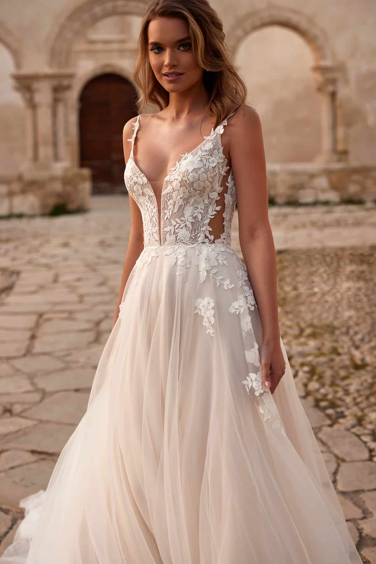 Eleganti abiti da sposa a-line Donne in pizzo a V Neck Open Back Spaghetti Cinghies Tulle Abito da sposa Sweep Train Vestidos de Noiva