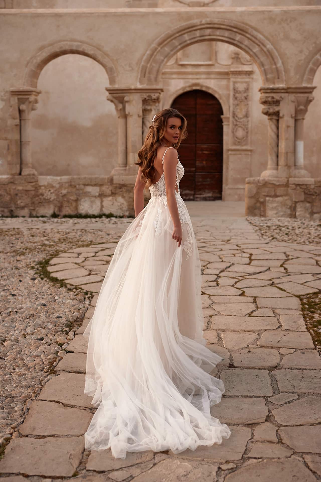 Eleganti abiti da sposa a-line Donne in pizzo a V Neck Open Back Spaghetti Cinghies Tulle Abito da sposa Sweep Train Vestidos de Noiva