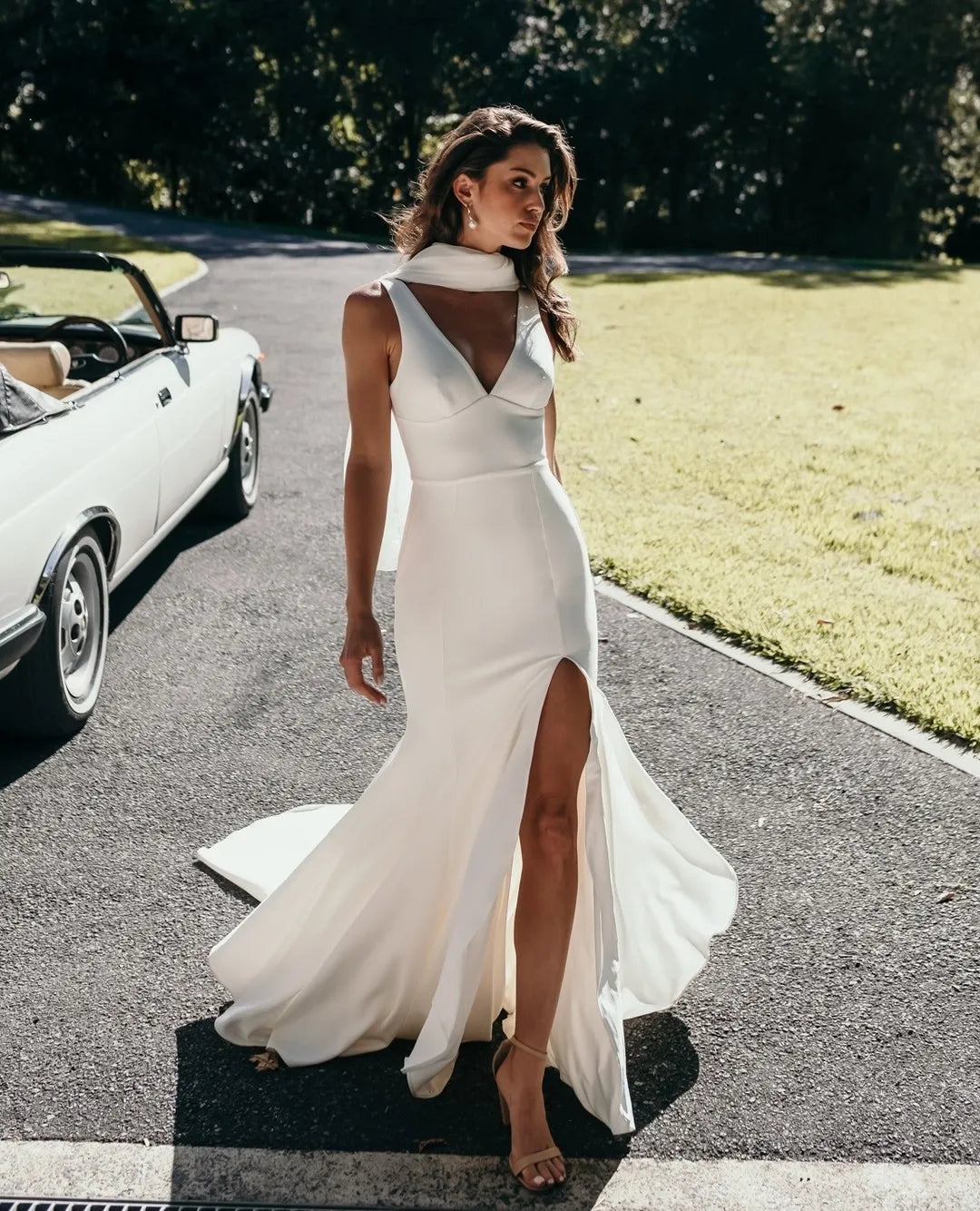 Robe de mariée sirène Simple, col en v profond, sans manches, en crêpe, dos ouvert, fente latérale haute, longueur au sol, sur mesure