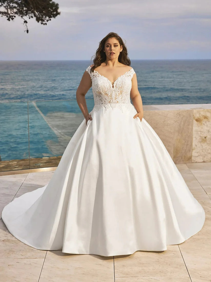 Plus -Size -Hochzeitskleider Spitze Applikationen Illusion Low Rücken Brautkleid Kappe