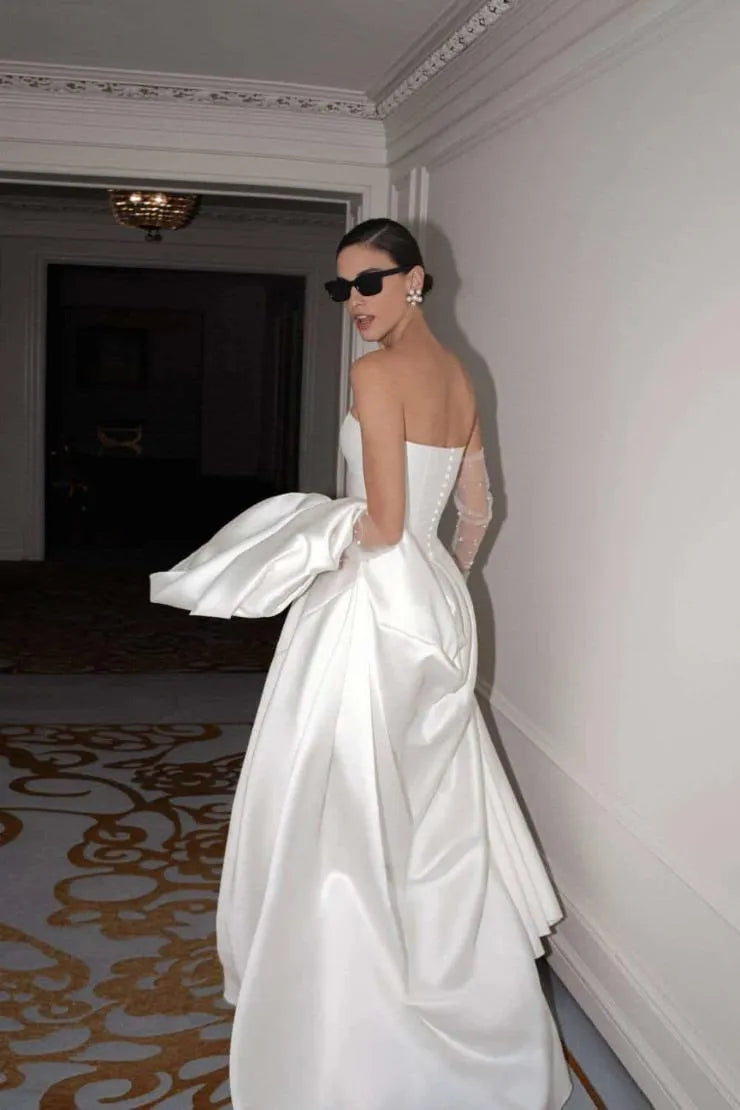 Elegant A-Line Wedding Dresses Strapless Sleeveless Stain Brides Dress for Women Button Sweep Train Generous Bridals Gown Ivory