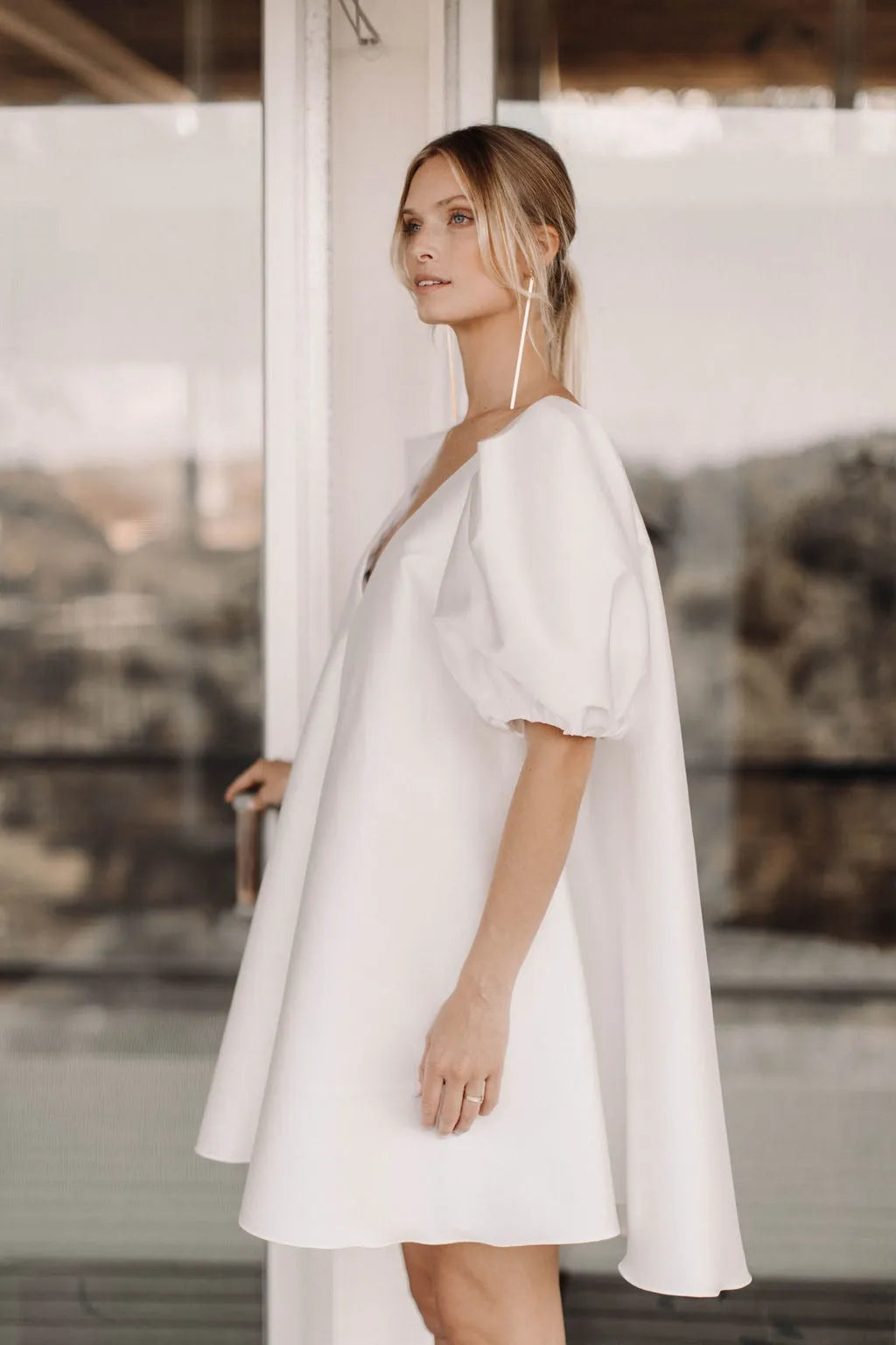 V-Neck White Simple Modern Wedding Dress Court Train Bridal Gown Princess Vestido De Novia Satin Bow Sleeveless Mermaid Satin