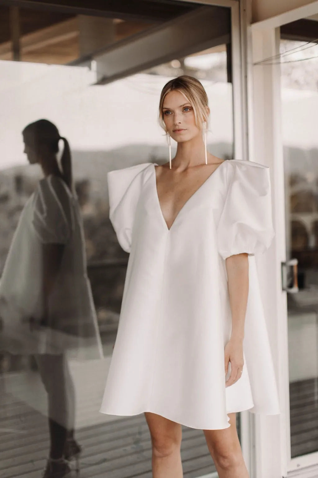 V-Neck White Simple Modern Wedding Dress Court Train Bridal Gown Princess Vestido De Novia Satin Bow Sleeveless Mermaid Satin