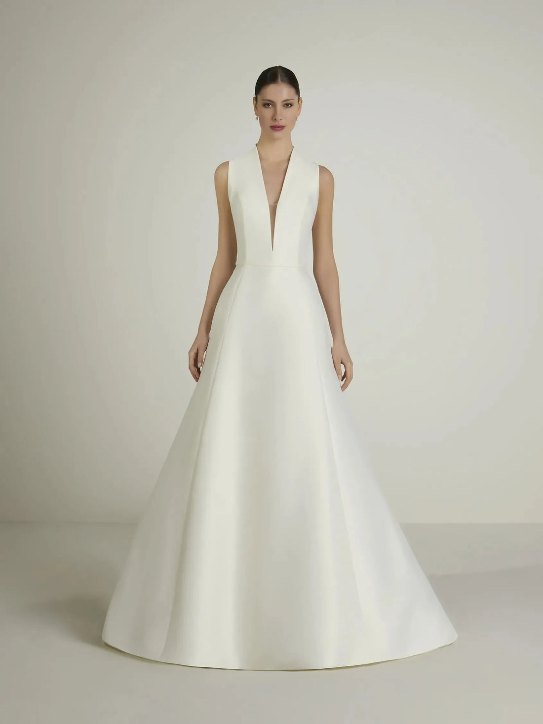 A-Line Sleeveless Wedding Dress with V Neck with with V Neck in Pique White Mermaid Satin Modern Princess Vestido De Novia Bow Satin Court Train Sleeves Bridal Gowns Satin