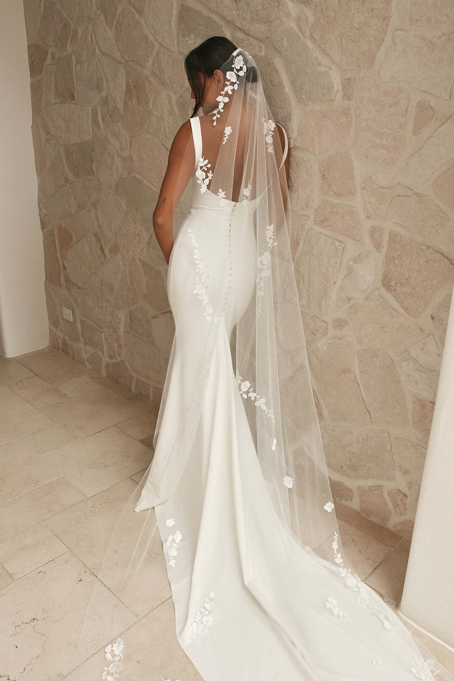Elegante Satin -Meerjungfrau weißes Hochzeitskleid für Frauenquadratkragen Spaghetti -Träger Braut Kleid Illusion Rückenfrei mit Knopfrobe