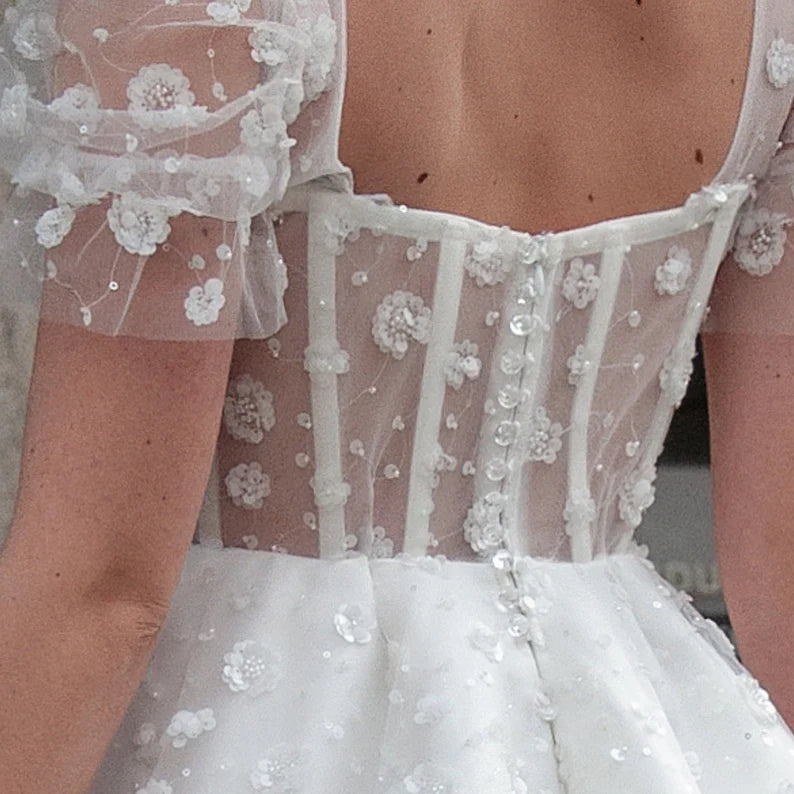 Elegante kurze Hochzeitskleid Frauen Weiß offener Rücken Spitzenquadratkragen Kurzer Puffärmel Brautkleid Tüll Tüll Vestidos de Noiva