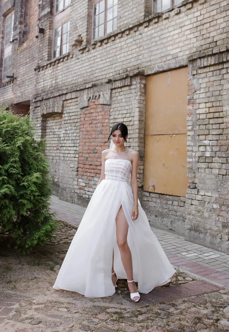 A-Line Elegant Wedding Dresses Strapless Sleeveless Boning Organza Brides Party Gowns for Women Side Slit Bridals Dress White