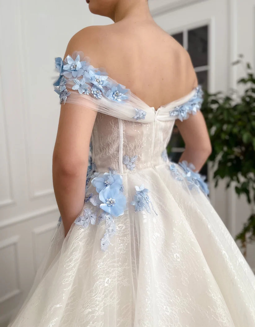 שמלות לנשף שנהב עם אפליקציה כחולה תחרה פרחונית מעל הכתף באורך רצפה ארוכה שמלות ערב קו שמלת מסיבה רשמית