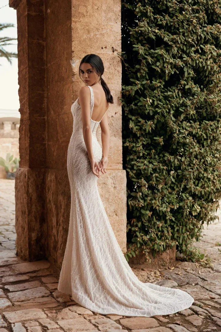 Minimalist Sheath Wedding Dress – Strappy Square Neckline with Elegant Sequin Embellishments for a Chic and Modern Bridal Look Satin