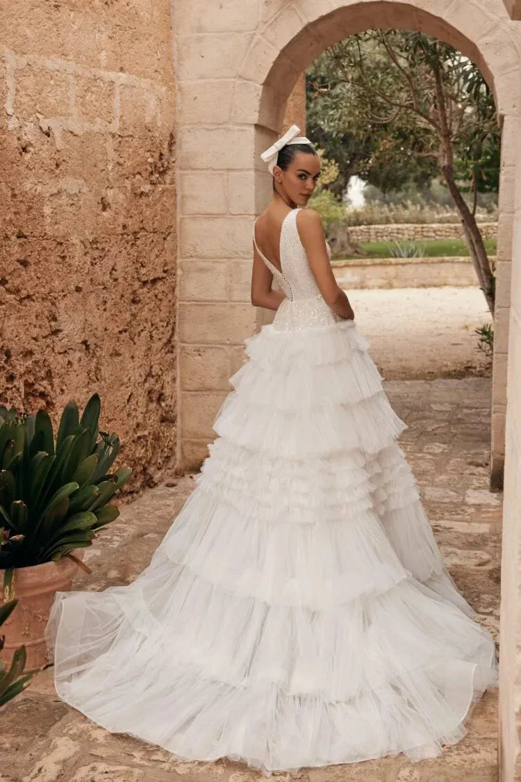 Elegant Puffy A-Line Wedding Dress – Strapless V-Neck Design with Glitter Embellishments and Natural Waistline for a Stunning Bridal Look Satin