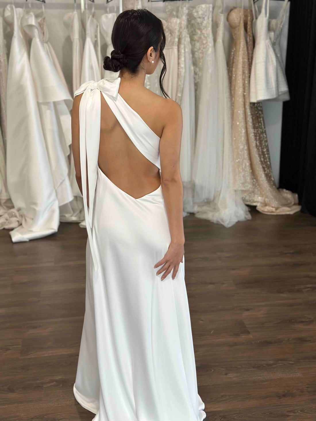 One-shoulder neckline with Side Skirt split Wedding Dress Court Train Dress Bridal Gown Vestido De Novia Satin Skirt Bow Satin